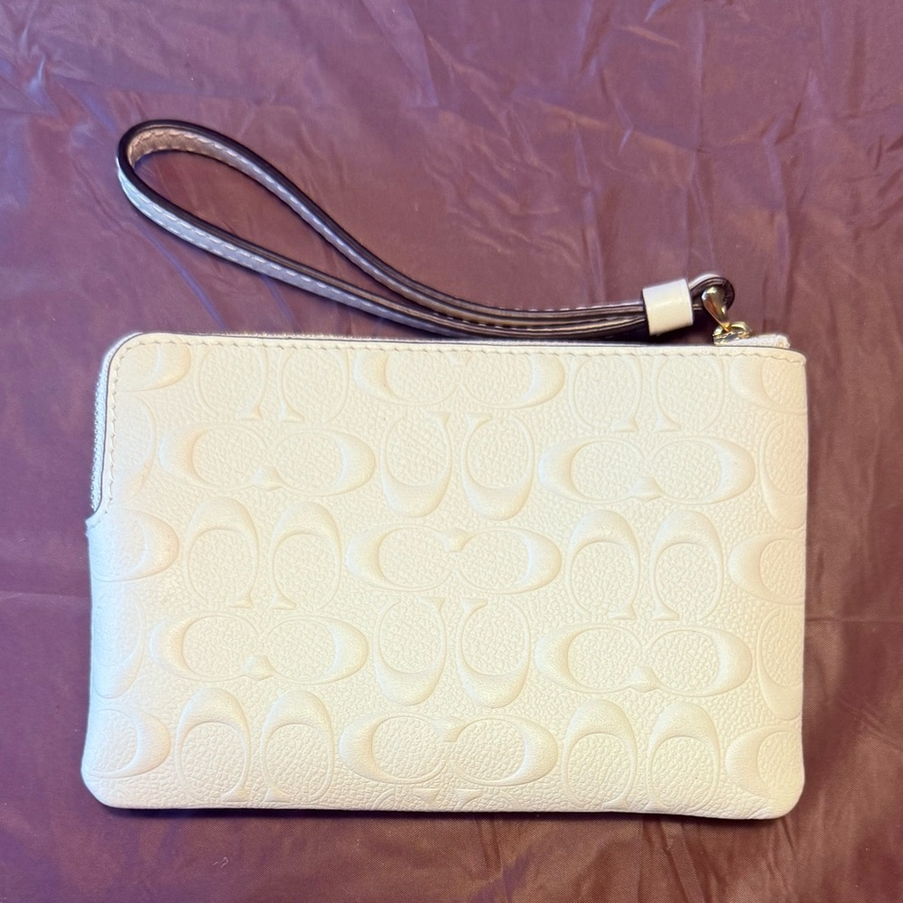 NIB Coach White Leather Embossed Signature Wristlet Clutch with Strap - Picture 3 of 9